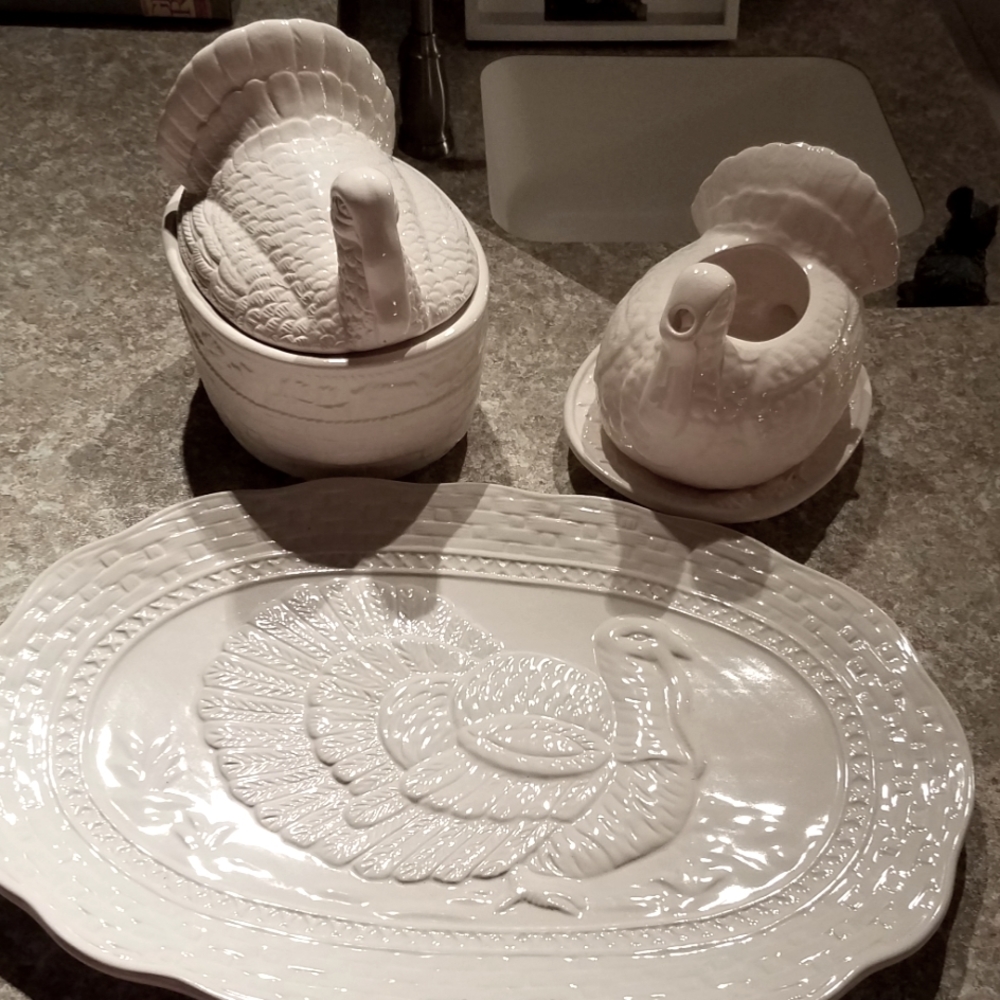 Beautiful 3 Piece Set of Thanksgiving Dishes